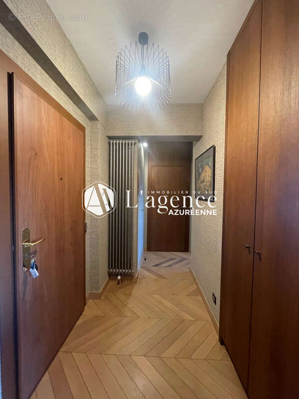 Appartement à SAINT-LAURENT-DU-VAR