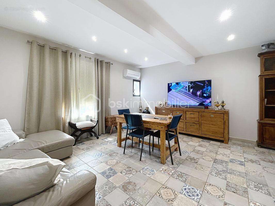 Maison à PEZILLA-LA-RIVIERE