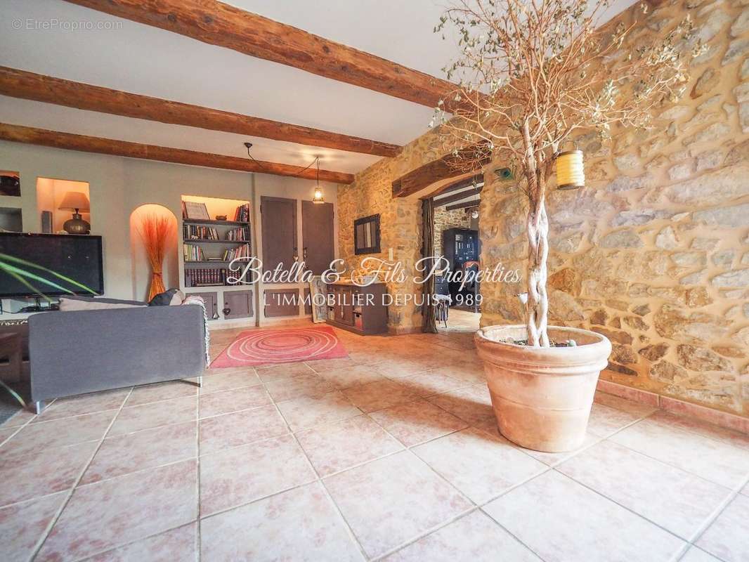 Maison à LAUDUN-L&#039;ARDOISE