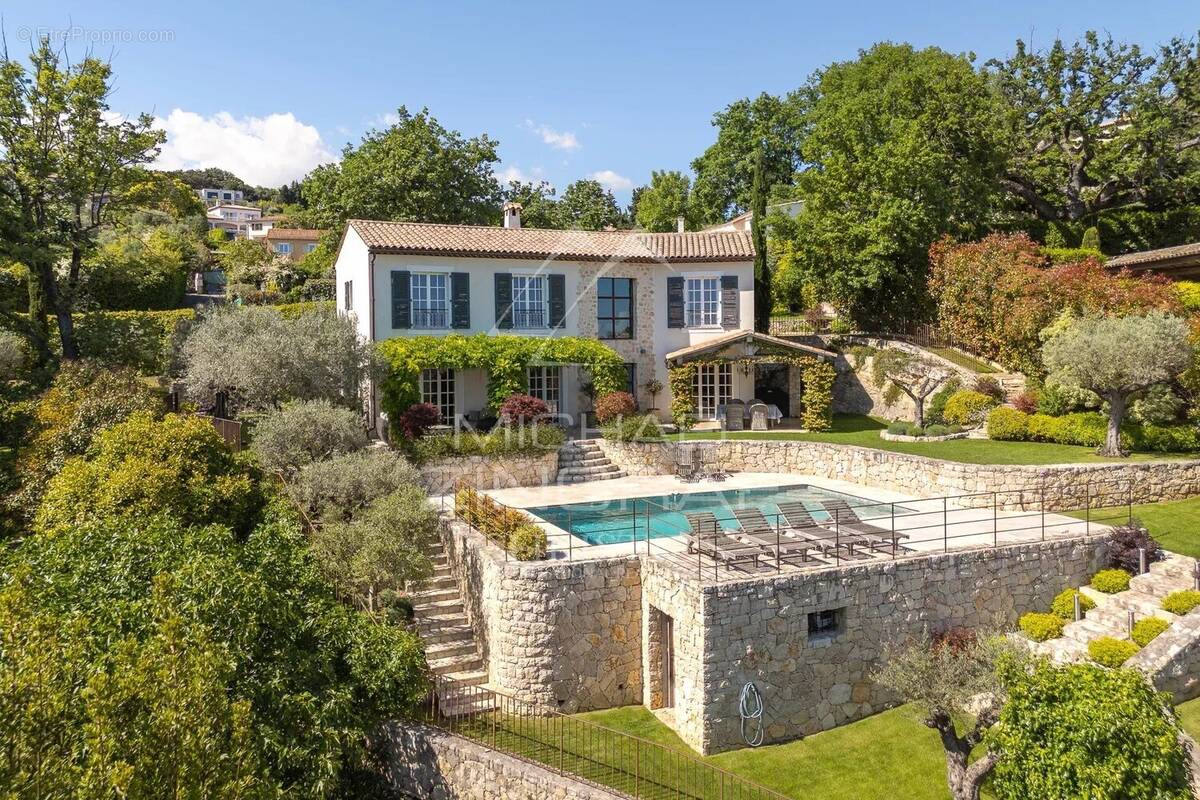 Maison à CHATEAUNEUF-GRASSE