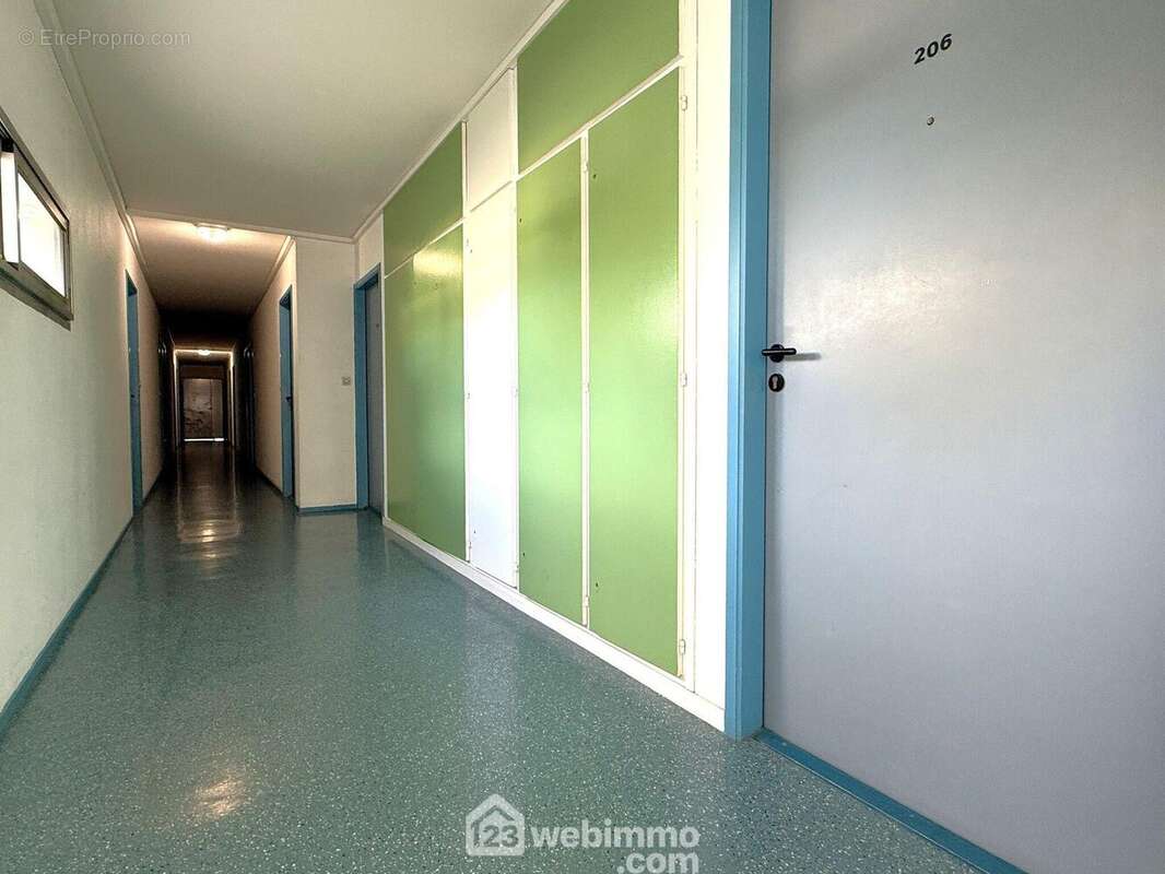 Situé au 2ème étage, - Appartement à POITIERS