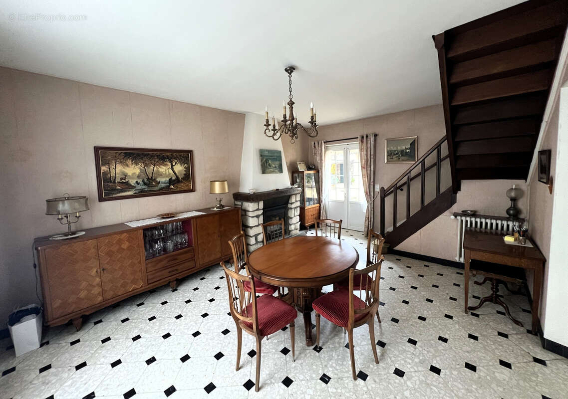 Maison à LA QUEUE-LES-YVELINES