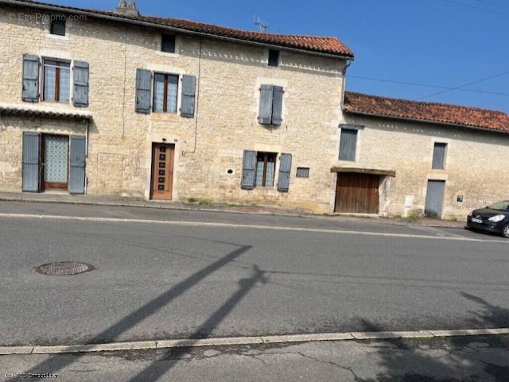 Maison à RUFFEC