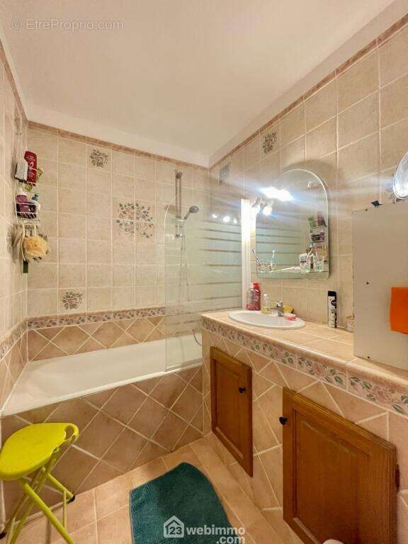 Salle de bains et les toilettes séparées. - Appartement à SAINTE-MAXIME
