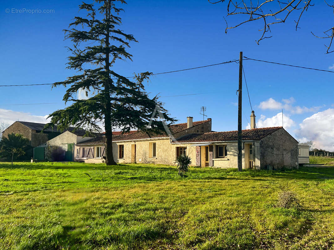 Maison à LE GUE-DE-VELLUIRE