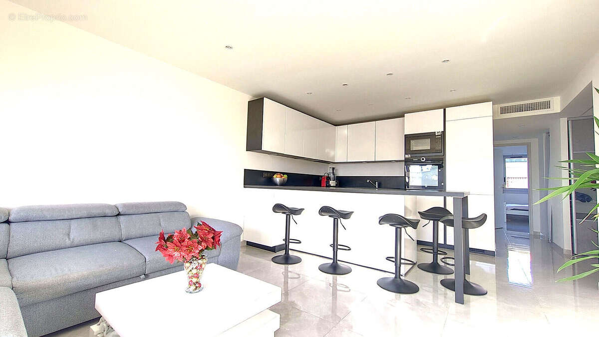 Appartement à SAINT-LAURENT-DU-VAR