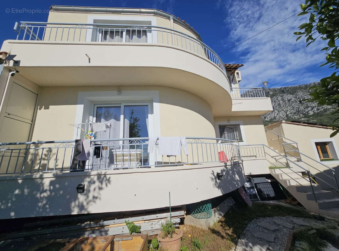 Maison à CASTELLAR