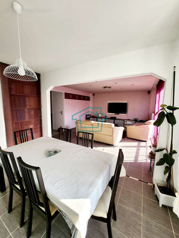 Maison à LA QUEUE-LES-YVELINES