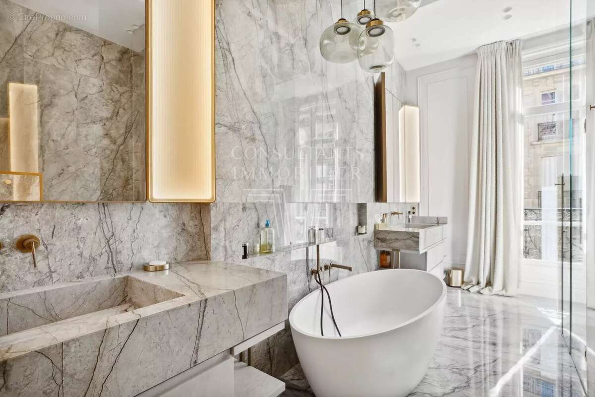 Appartement à PARIS-16E