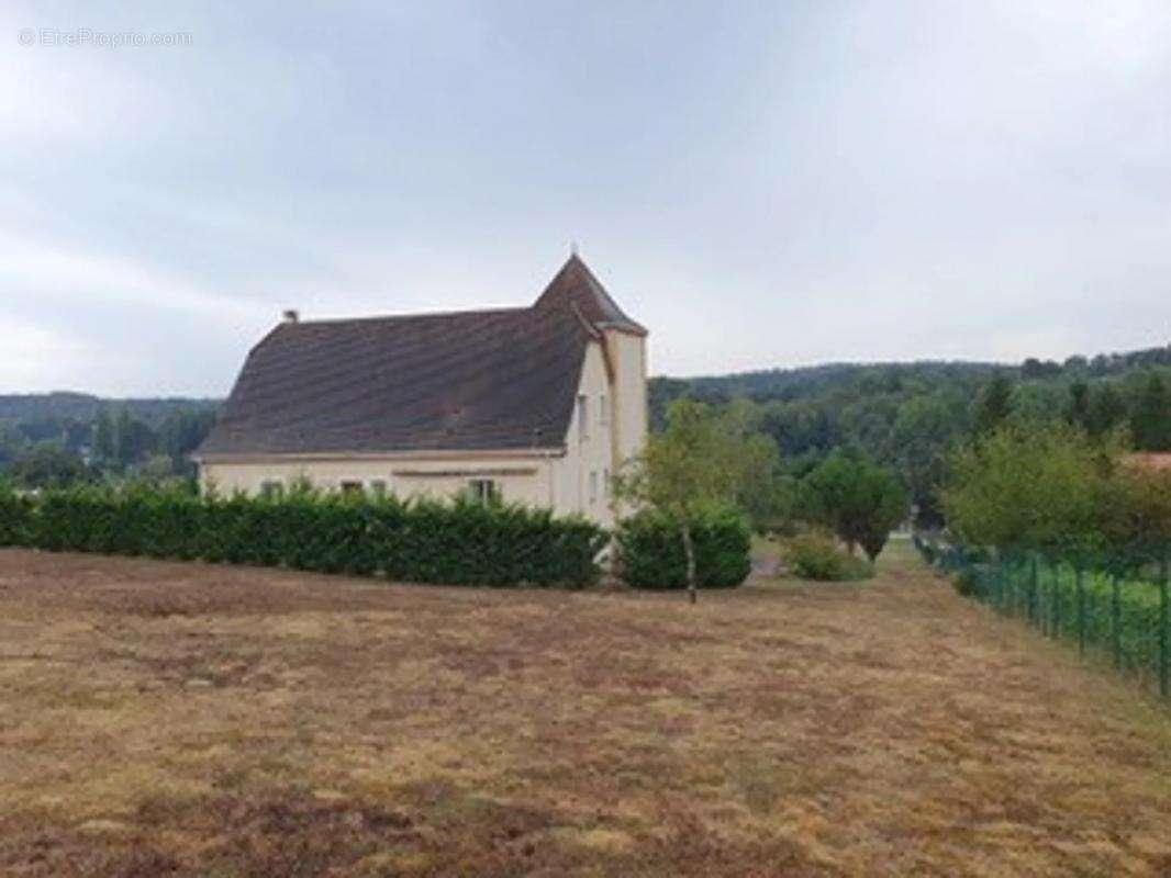 Maison à JAVERLHAC-ET-LA-CHAPELLE-SAINT-ROBERT