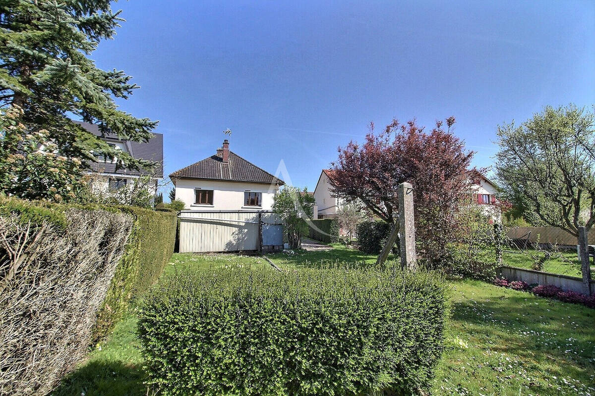 Maison à LE MESNIL-SAINT-DENIS
