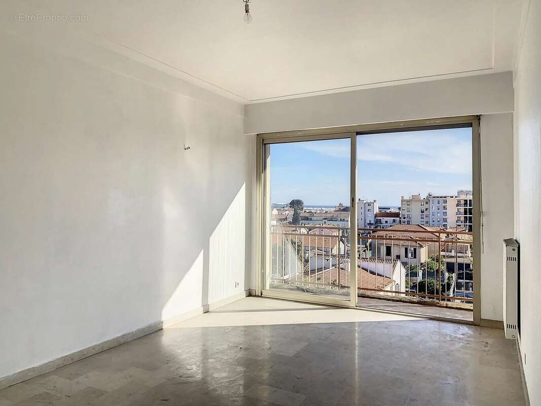 Appartement à SAINT-LAURENT-DU-VAR