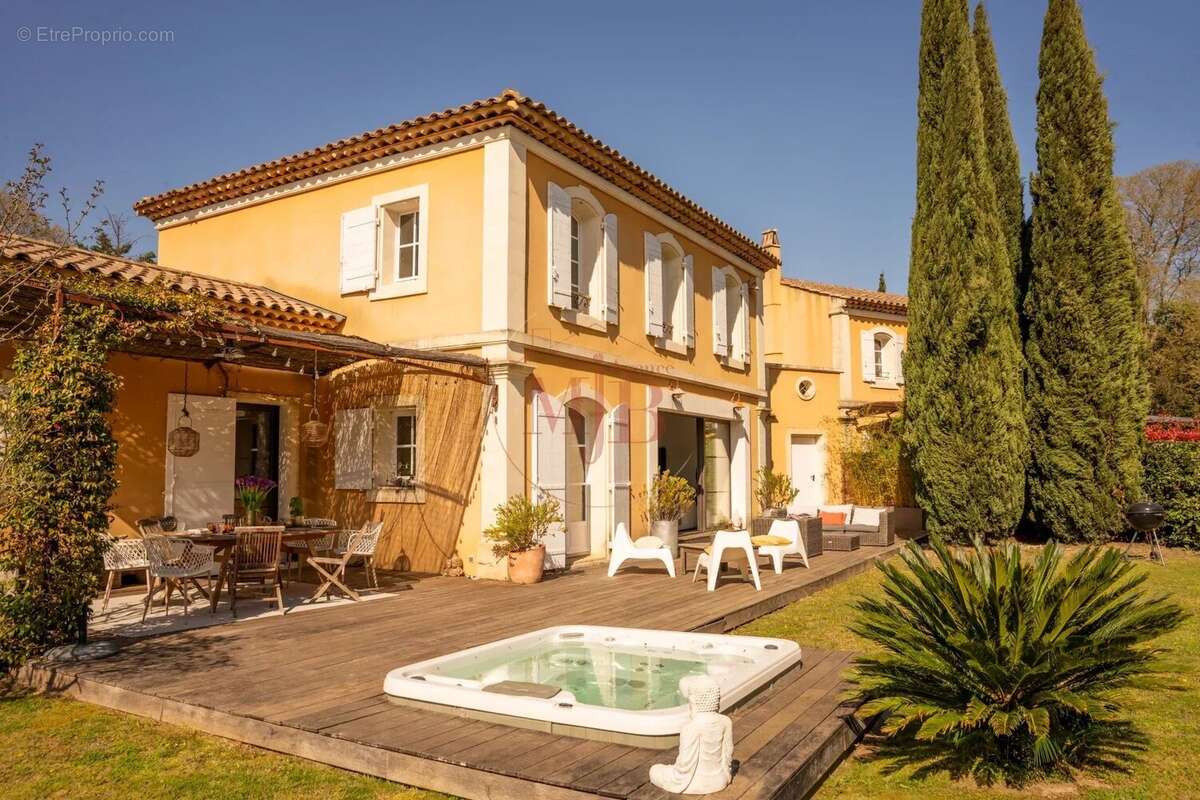 Maison à MAS-BLANC-DES-ALPILLES