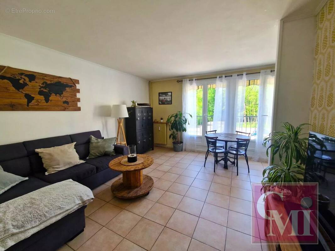 Appartement à BRUYERES-LE-CHATEL