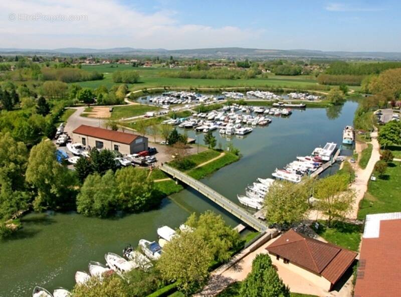 Commerce à PONT-DE-VAUX
