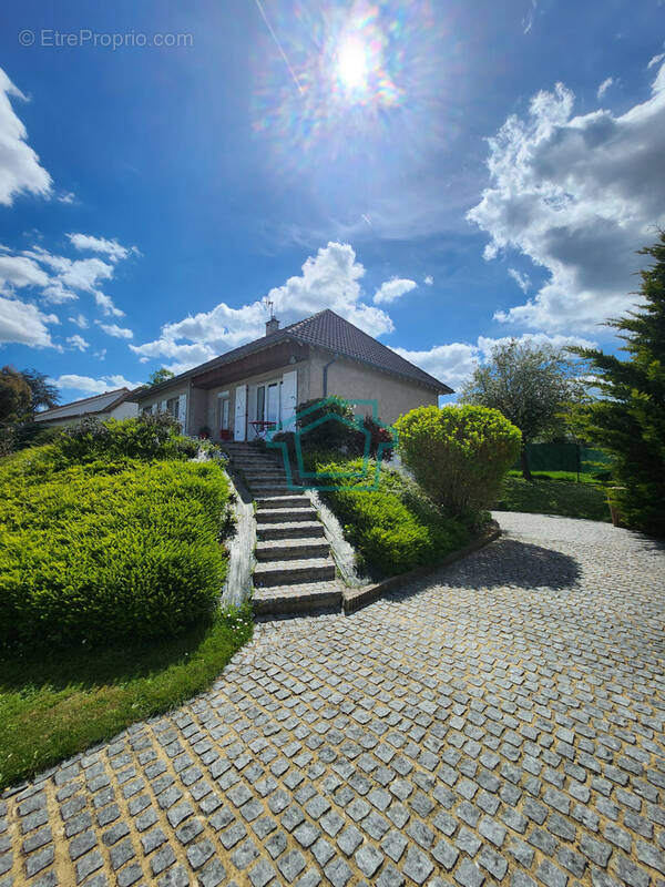 Maison à LA QUEUE-LES-YVELINES