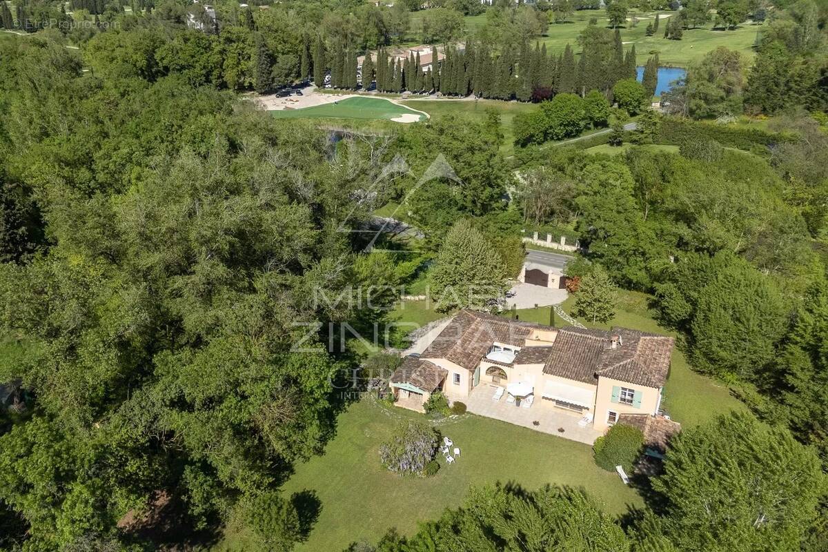 Maison à CHATEAUNEUF-GRASSE