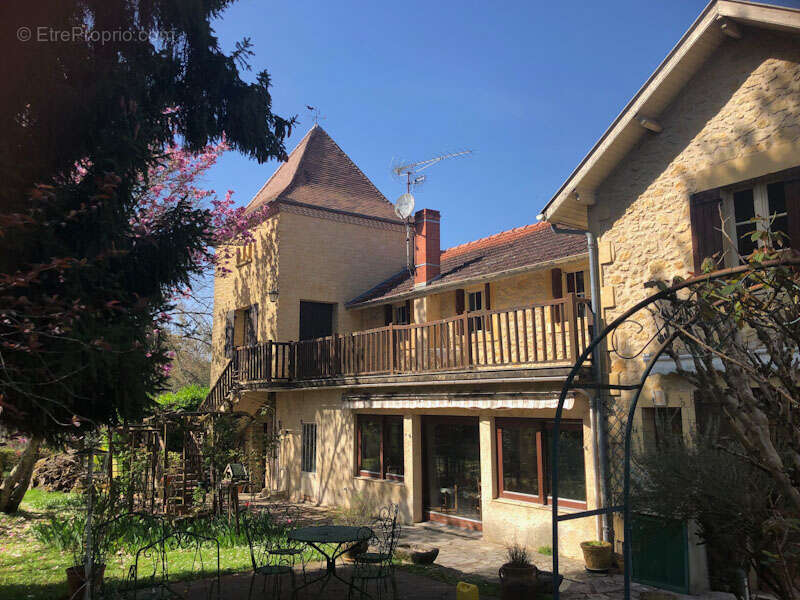 Maison à COUZE-ET-SAINT-FRONT