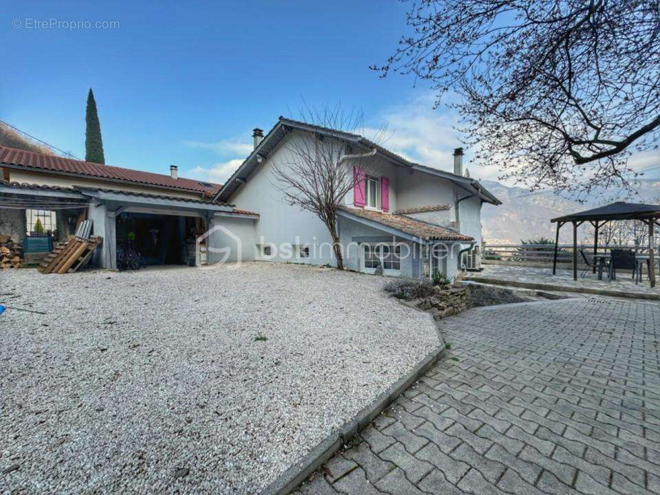 Maison à VEUREY-VOROIZE