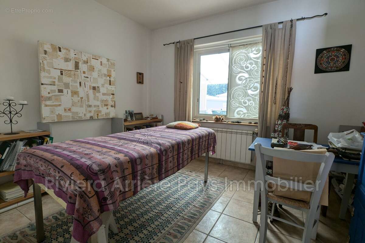 Appartement à PUGET-THENIERS