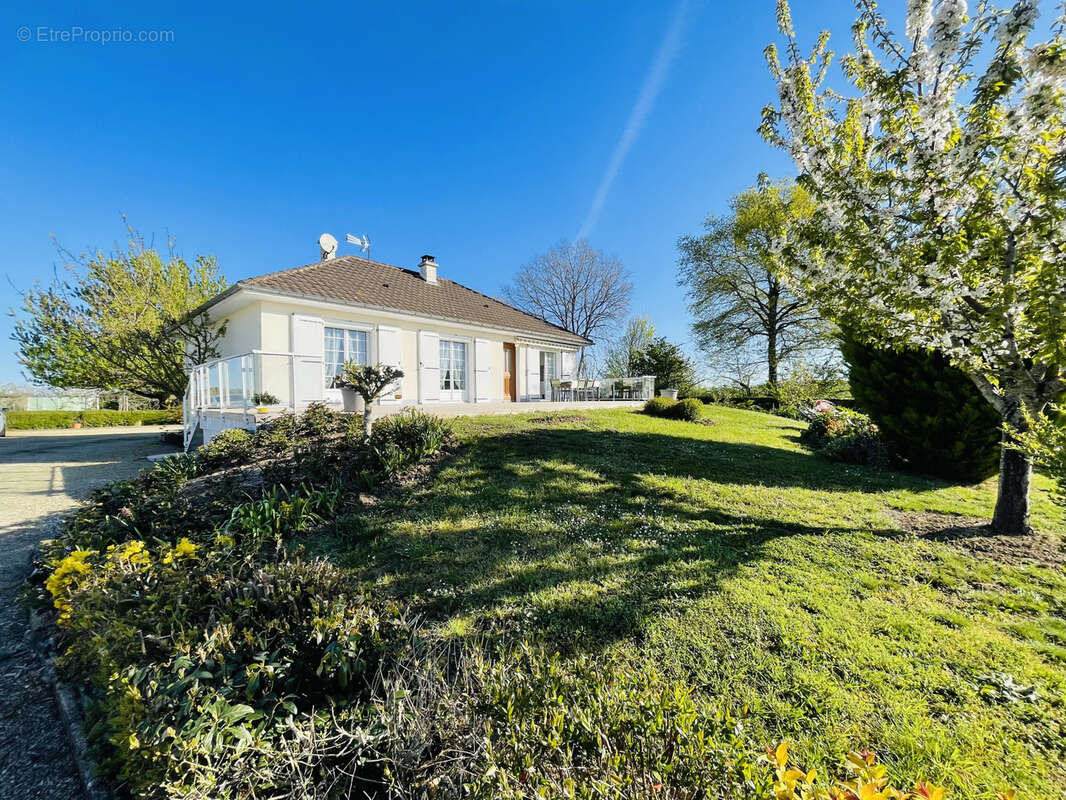 Maison à FLEURE