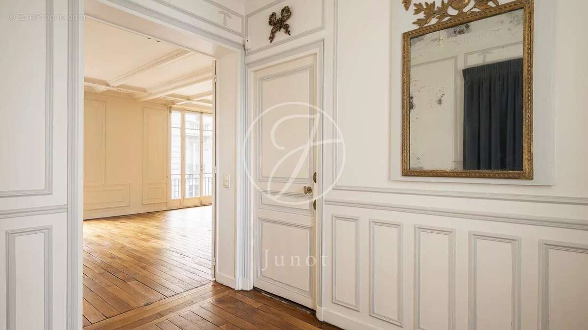 Appartement à PARIS-16E