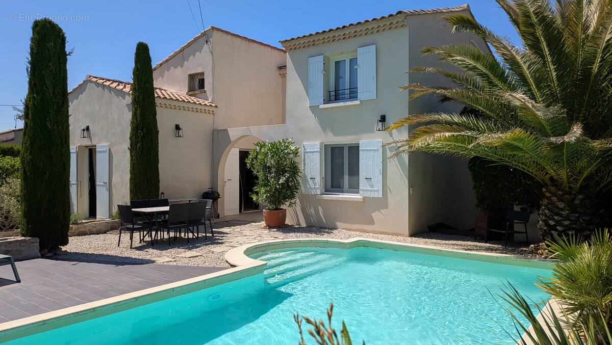 Maison à ENTRAIGUES-SUR-LA-SORGUE