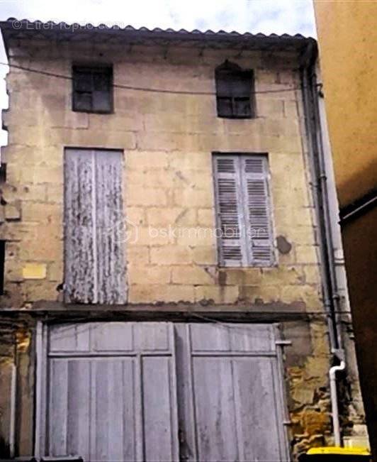 Parking à CASTILLON-LA-BATAILLE