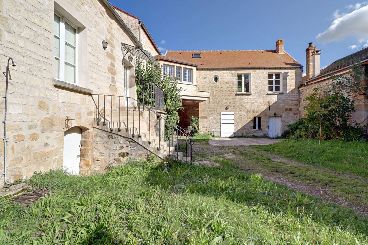 Maison à JOUY-LE-MOUTIER