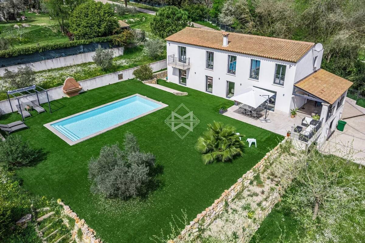 Maison à CHATEAUNEUF-GRASSE