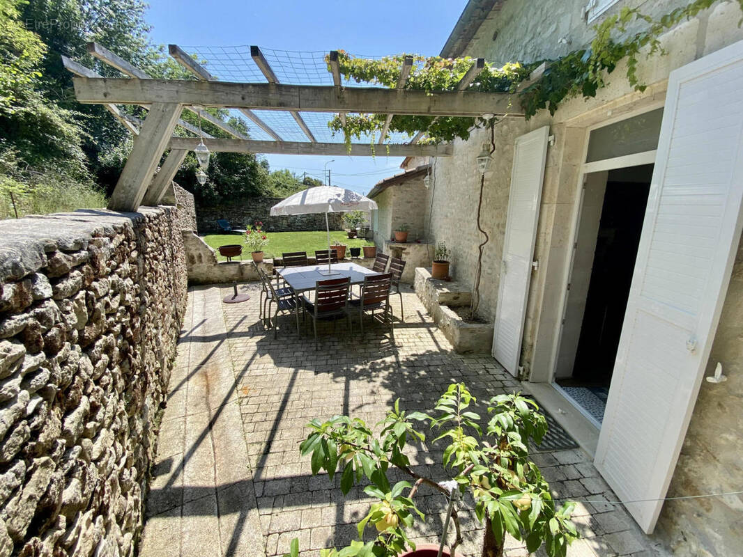 6 (1) - Maison à CHAMPNIERS