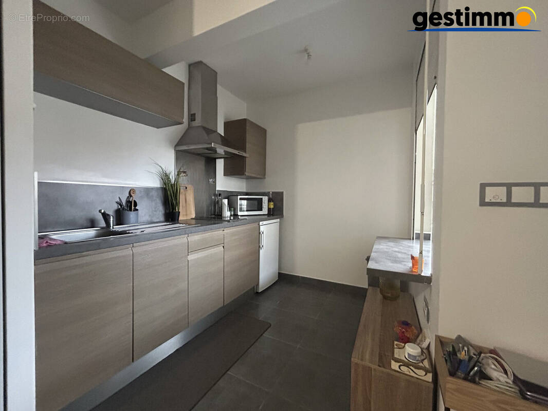 coin cuisine avec passe plat - Appartement à CAYENNE