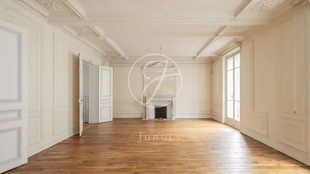 Appartement à PARIS-16E