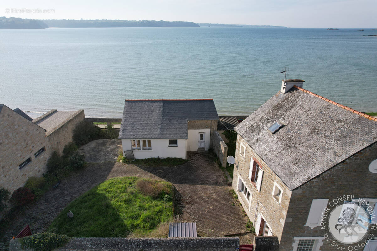Maison à SAINT-JACUT-DE-LA-MER