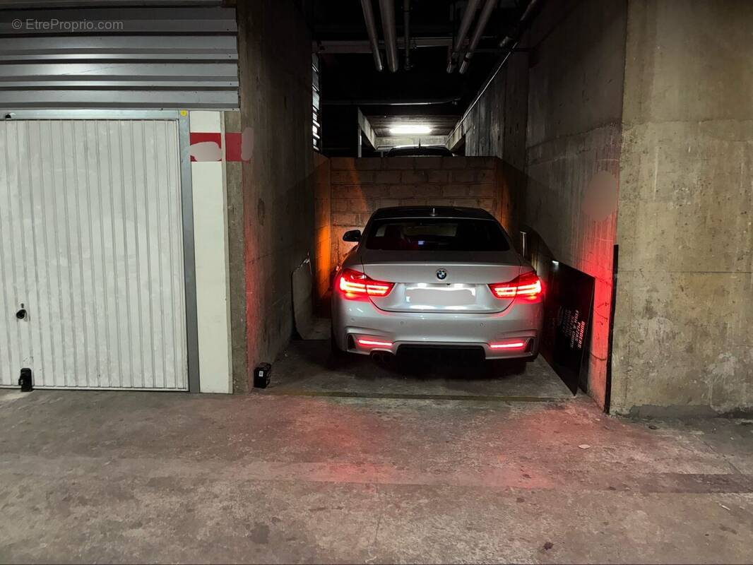 Parking à PARIS-11E