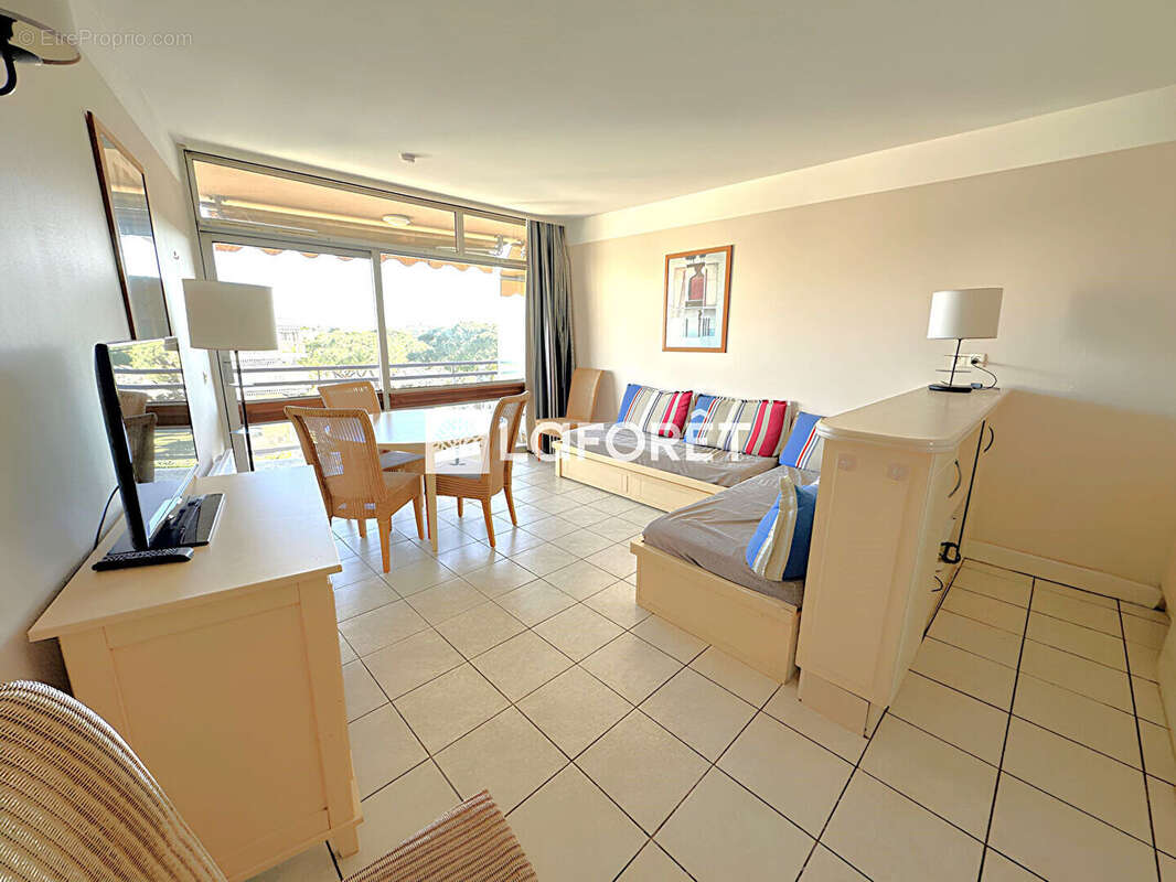 Appartement à SAINT-LAURENT-DU-VAR