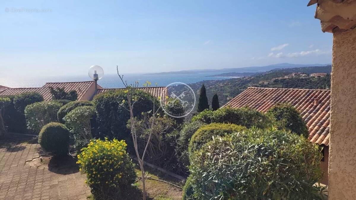 Appartement à ROQUEBRUNE-SUR-ARGENS