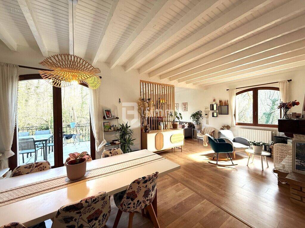 Maison à SAUCATS