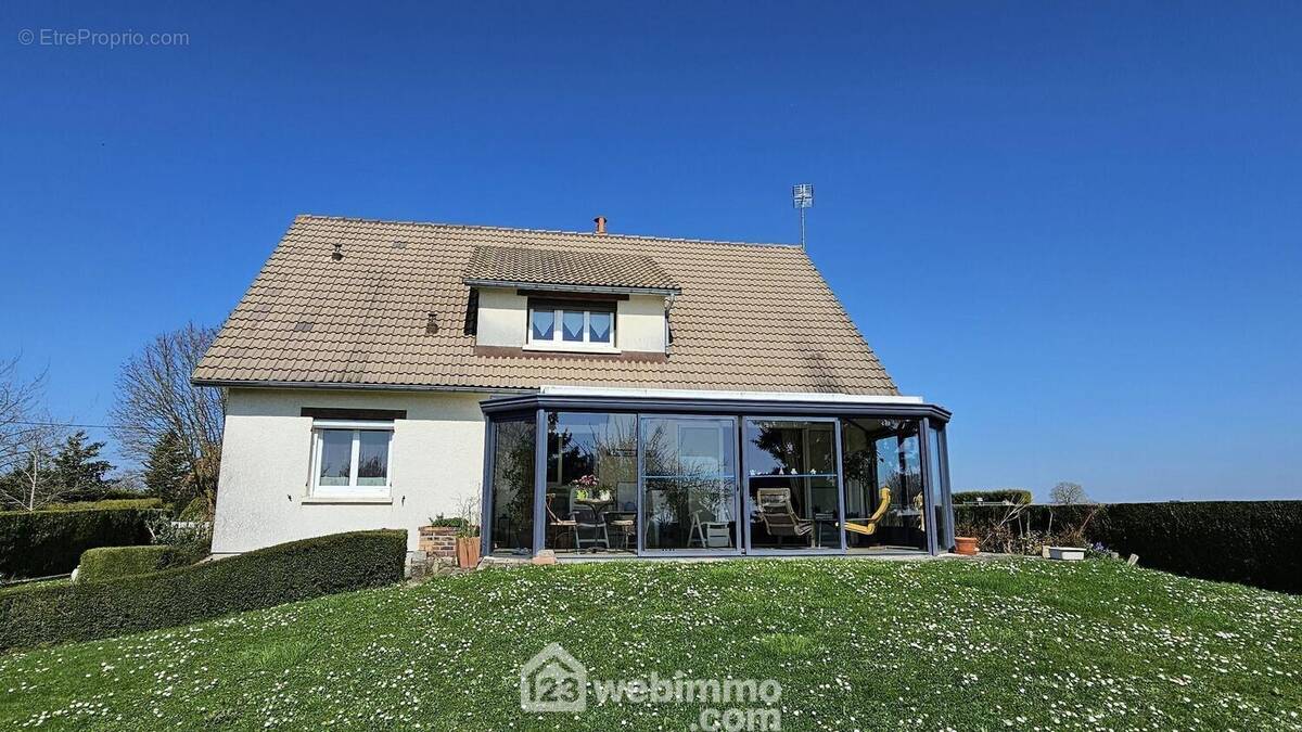 Venez découvrir cette belle maison de 175 m² sur un terrain de 4340 m². - Maison à MALESHERBES