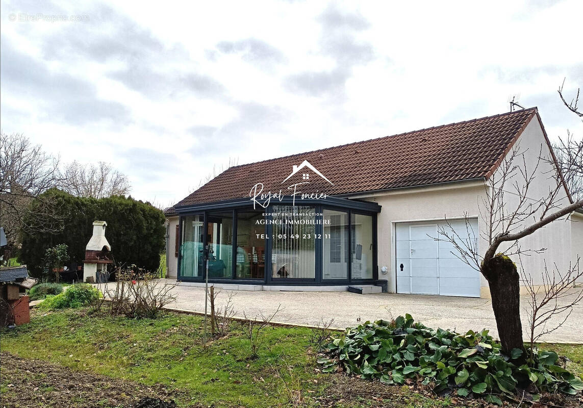 Vue  avec véranda  - Maison à PREUILLY-SUR-CLAISE