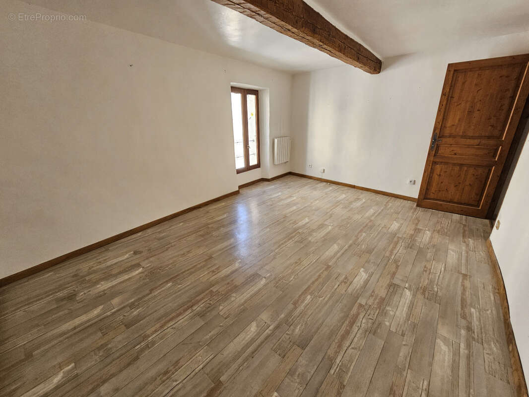 Appartement à BAGNOLS-EN-FORET