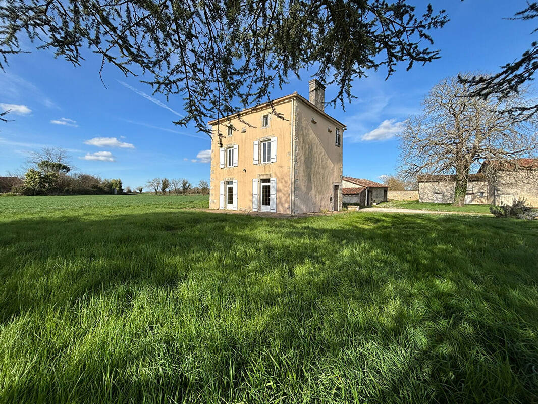 Maison à RUFFEC