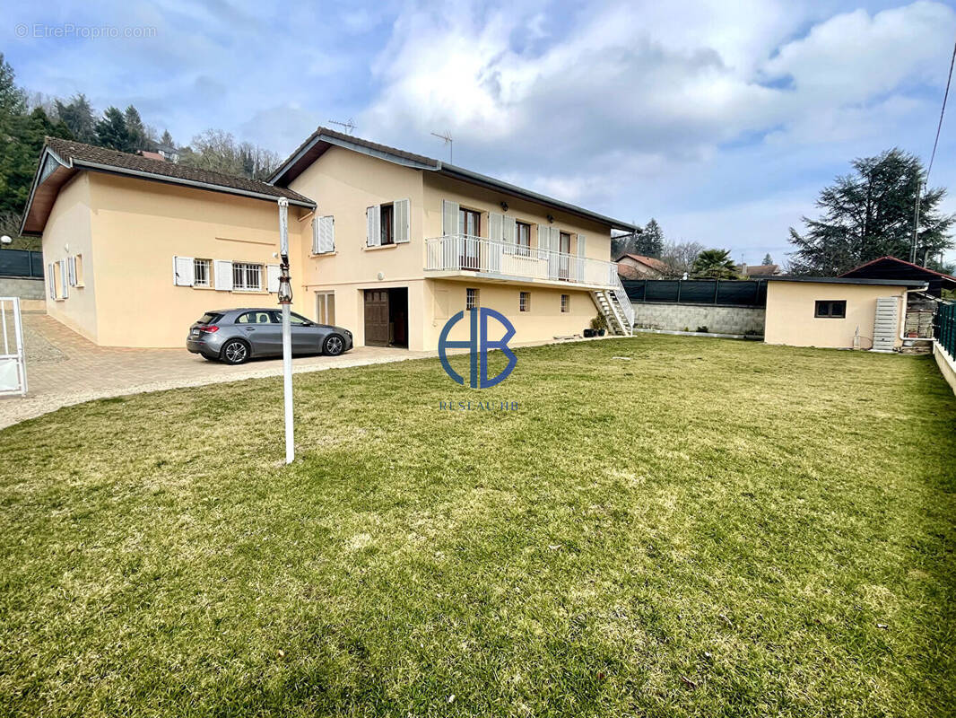 Maison à LA CHAPELLE-DE-LA-TOUR
