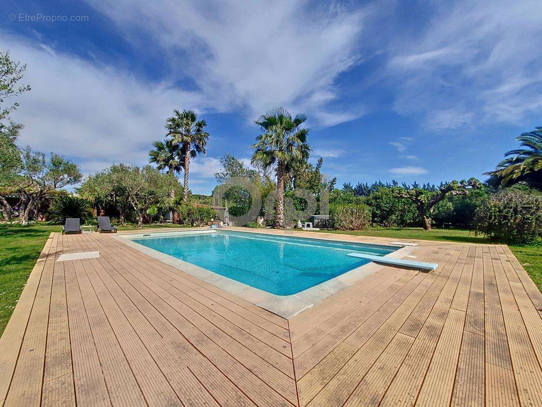 Maison à ROQUEBRUNE-SUR-ARGENS