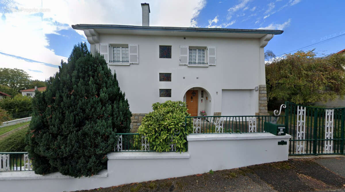 Maison à PERIGNAT-LES-SARLIEVE