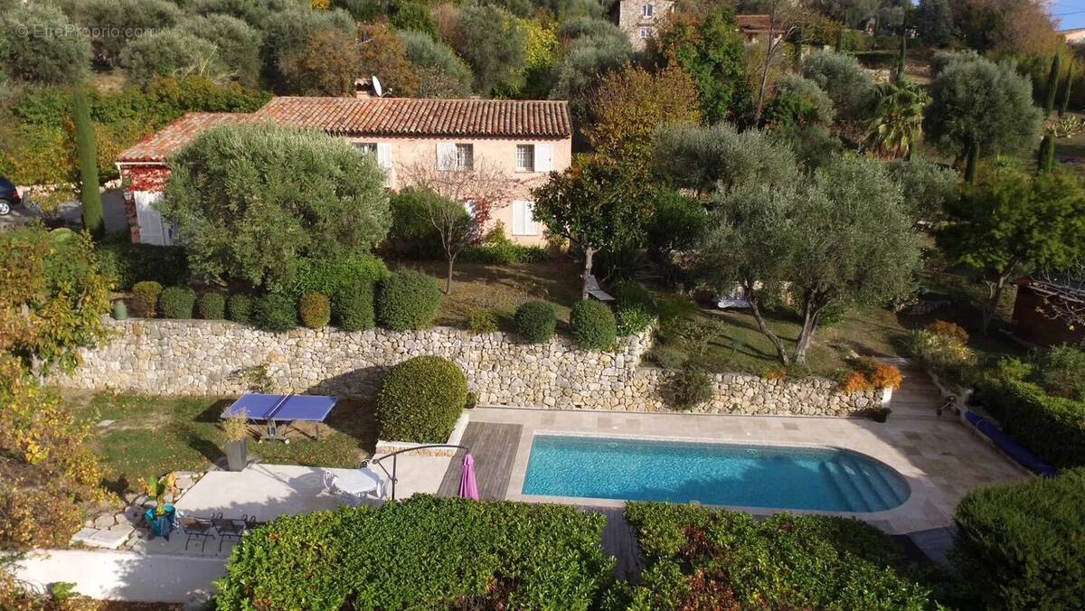 Maison à CHATEAUNEUF-GRASSE