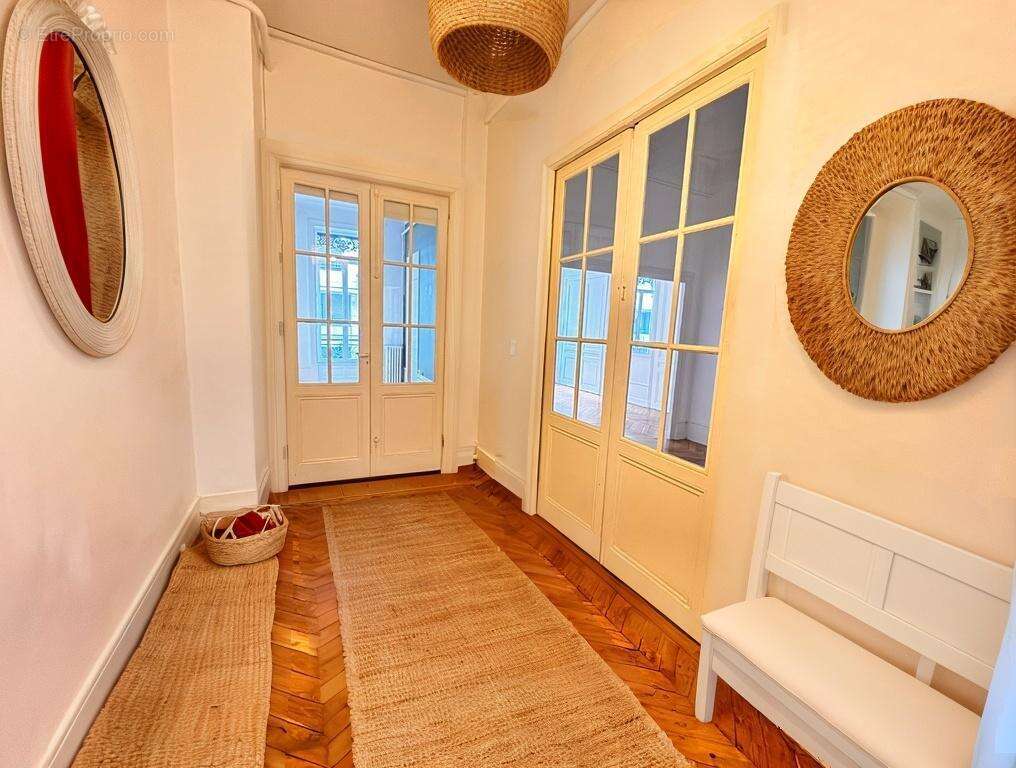   - Appartement à LYON-6E