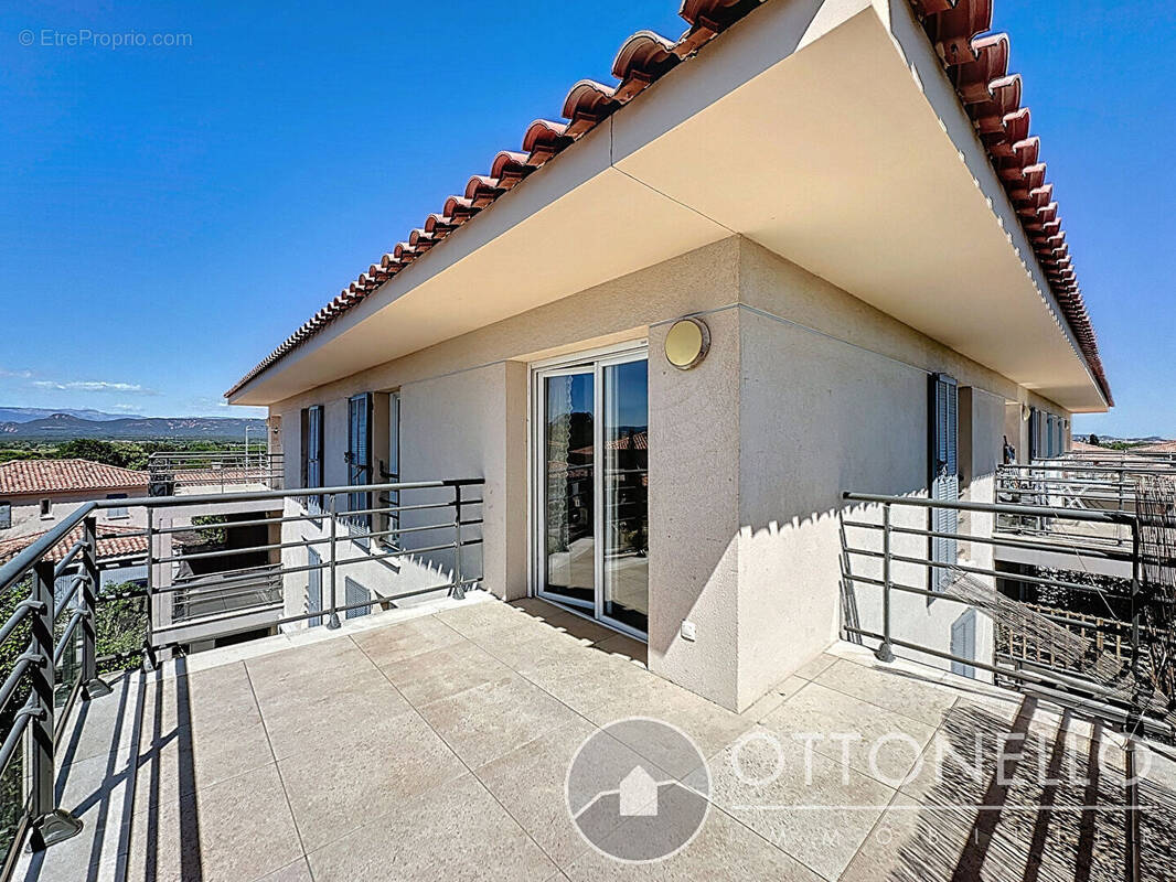 Appartement à ROQUEBRUNE-SUR-ARGENS