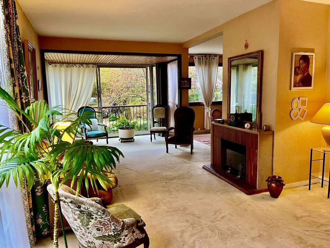 Appartement à FONTENAY-LE-FLEURY