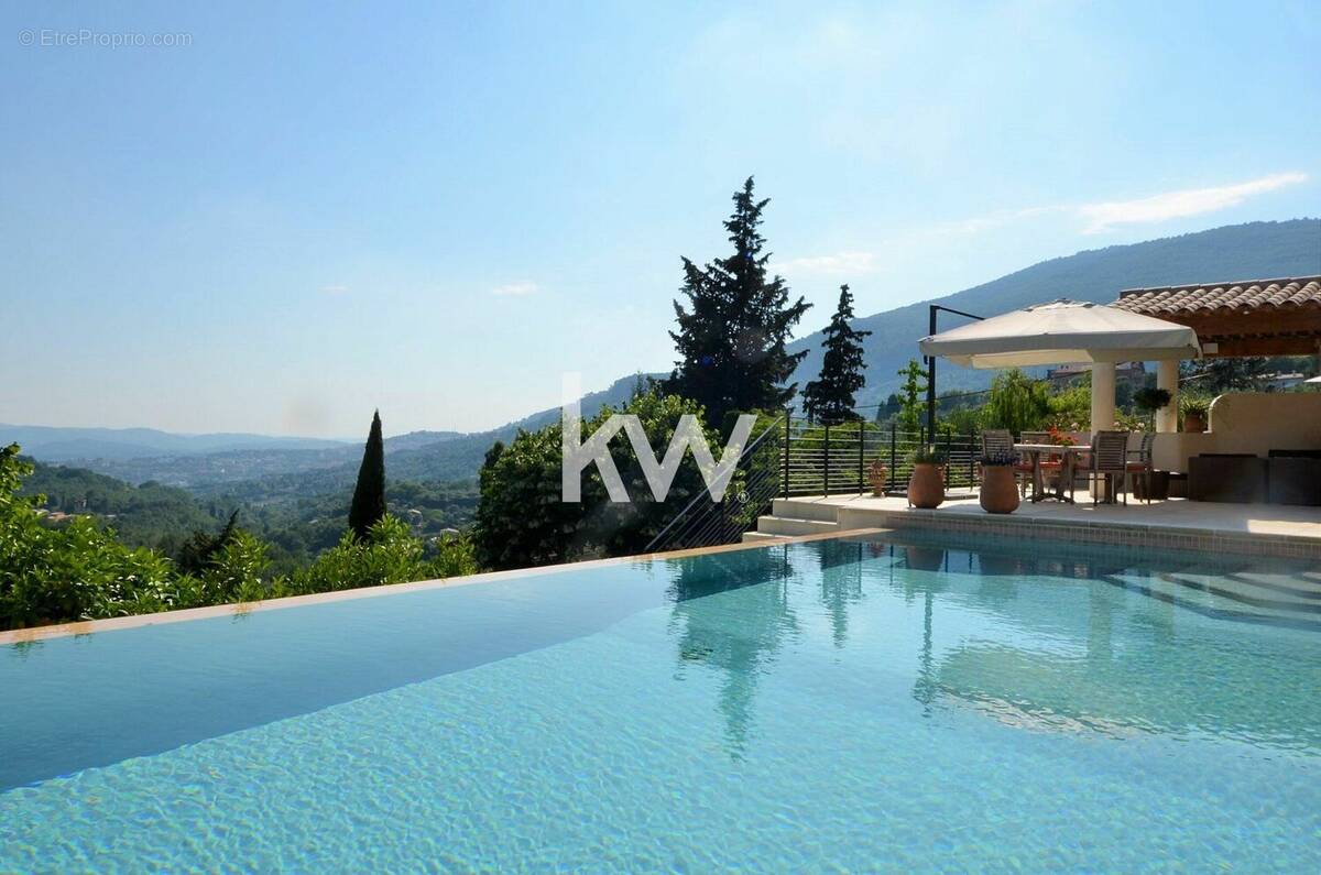 Maison à CHATEAUNEUF-GRASSE